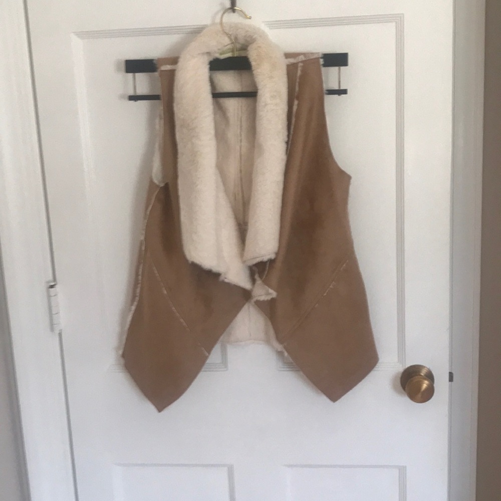 Gianni Bini FAUX suede vest with pockets. XS